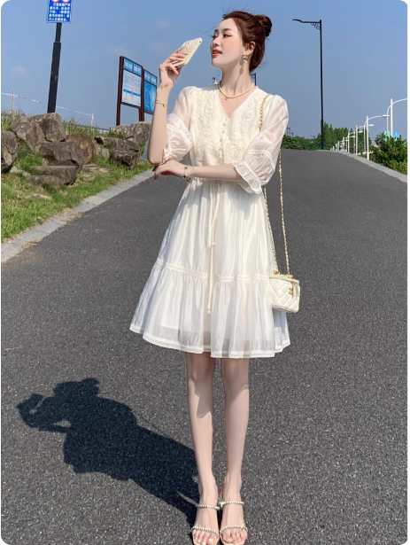 新款法式高级感V领刺绣仙女裙温柔风收腰白色连衣裙女潮