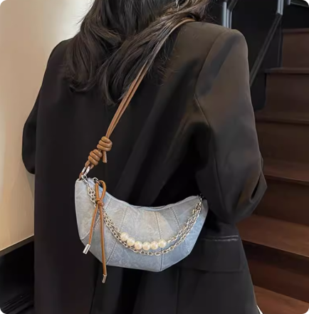 高级感小众包包女夏2025新款时尚斜挎牛角包韩版ins爆款
